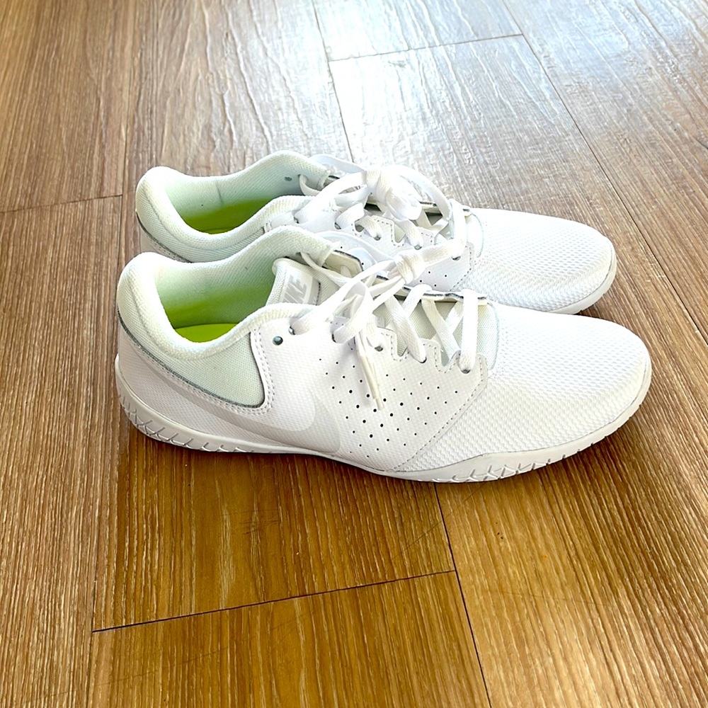 Nike Cheer Sideline Sneakers. Womens 6. Never worn!